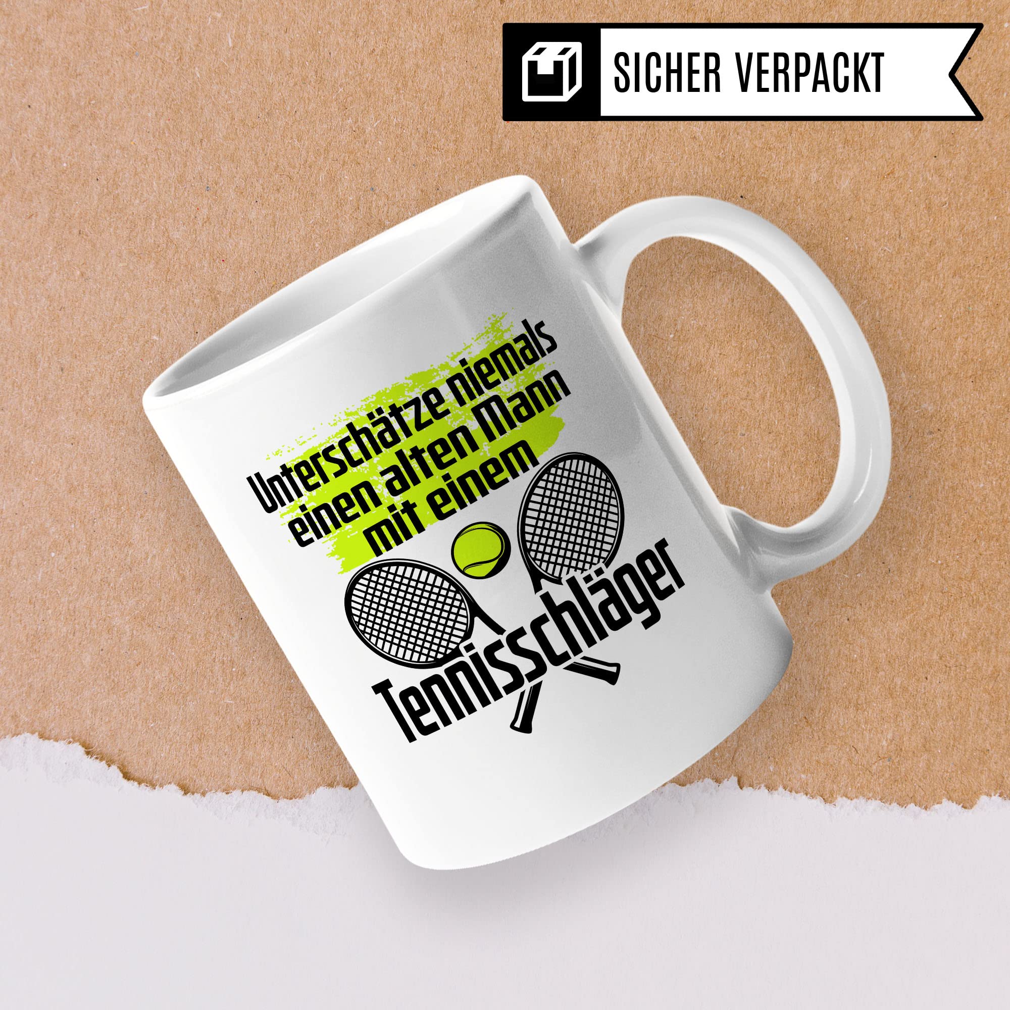 Tasse Tennisspieler, Unterschätze niemals einen alten Mann mit einem Tennisschläger Spruch, Tennis-Spielerin Geschenk lustiger Spruch Tennisprofi Tennisliebhaber, Geschenkidee Spielpartner