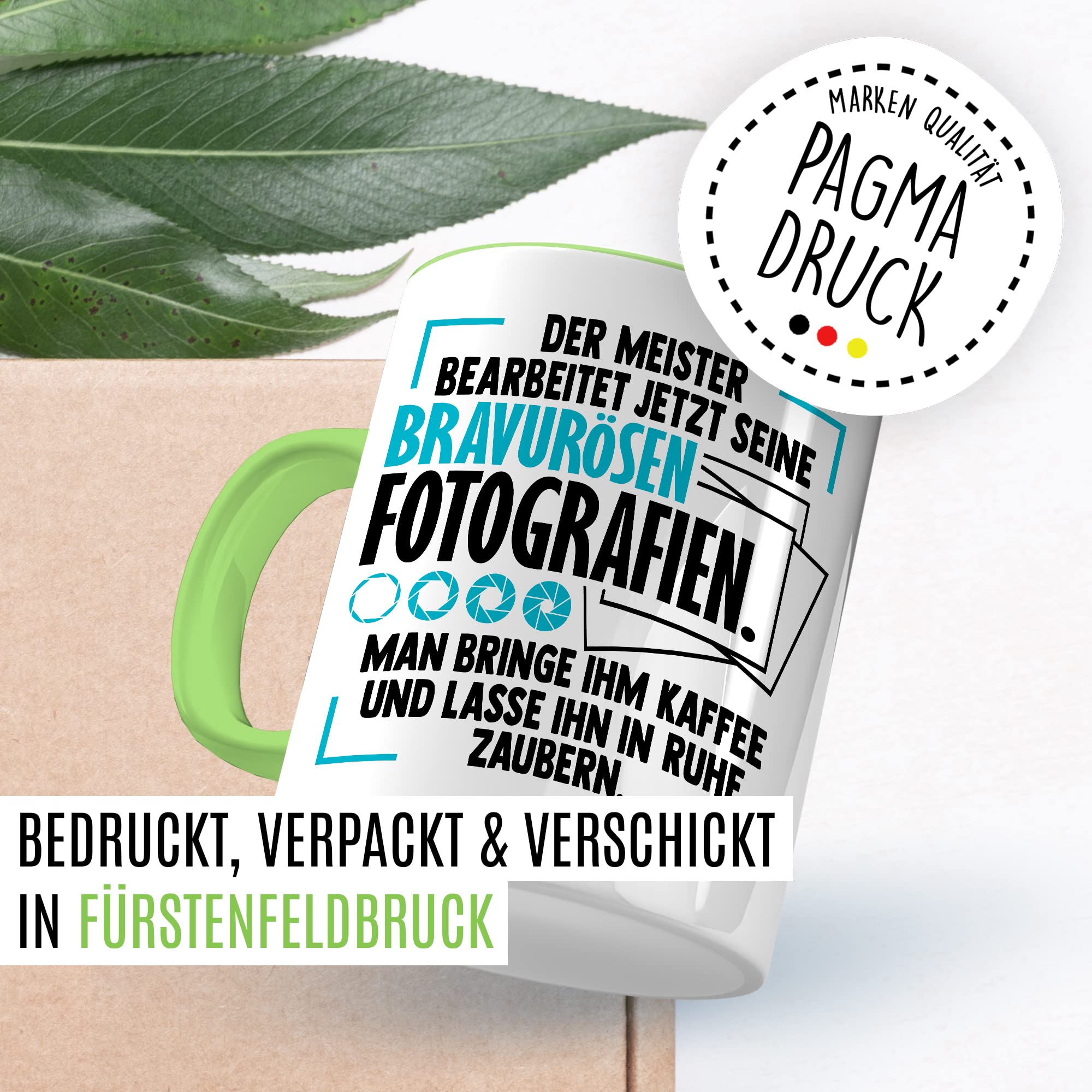 Tasse Kameramann Geschenk, Der Meister bearbeitet jetzt seine meisterhaften Fotografien Geschenkidee Fotograf Kaffee-Becher Kaffeetasse Tasse mit Spruch lustig Kamera