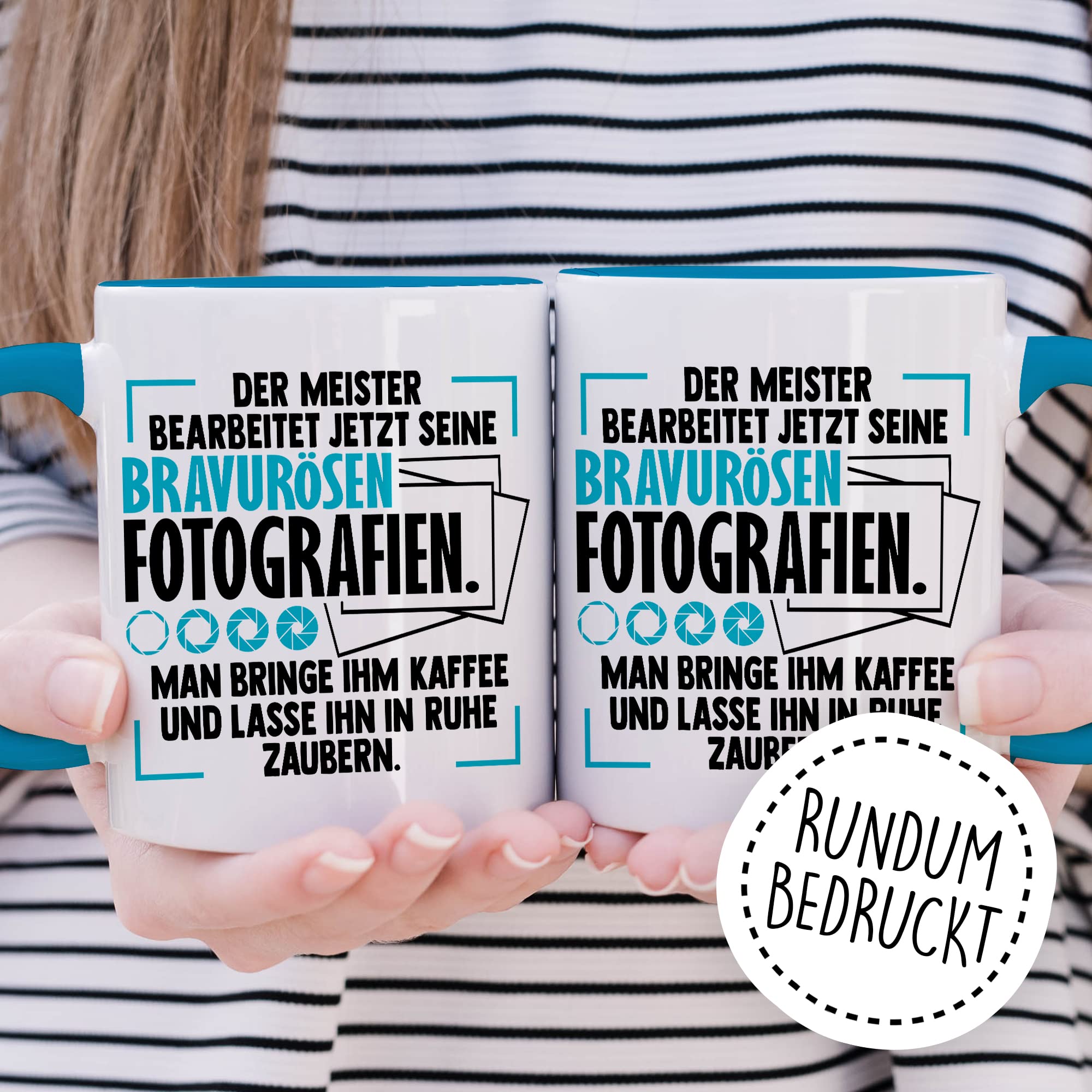 Tasse Kameramann Geschenk, Der Meister bearbeitet jetzt seine meisterhaften Fotografien Geschenkidee Fotograf Kaffee-Becher Kaffeetasse Tasse mit Spruch lustig Kamera