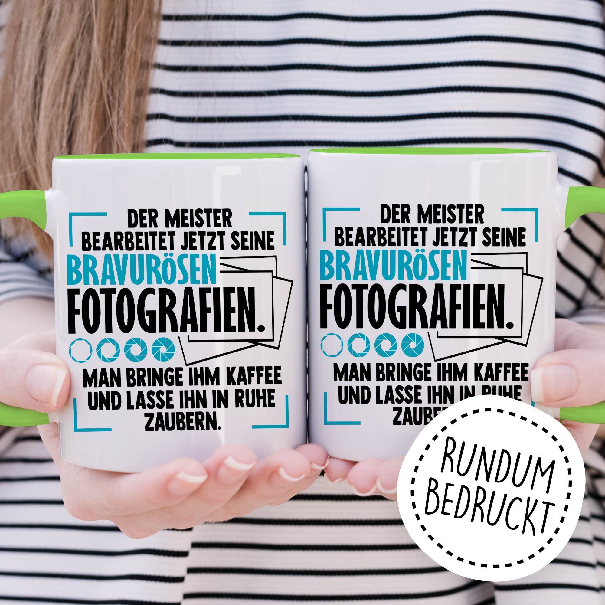 Tasse Kameramann Geschenk, Der Meister bearbeitet jetzt seine meisterhaften Fotografien Geschenkidee Fotograf Kaffee-Becher Kaffeetasse Tasse mit Spruch lustig Kamera