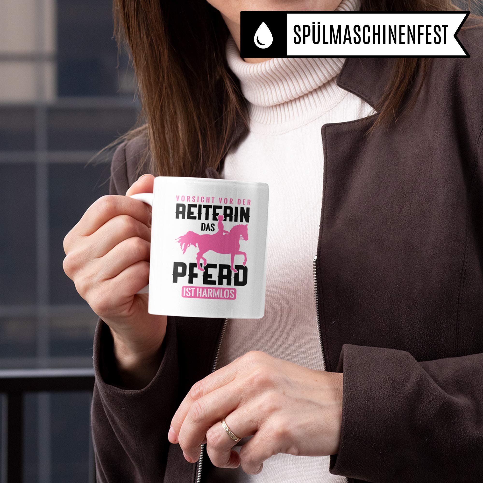 Pagma Druck Reiterin Tasse Geschenk, Reiten Spruch Becher Pferd Geschenkidee Mädchen, Kaffeetasse Reitsport Reiterhof Pferdemotiv (Weiß/Weiß)