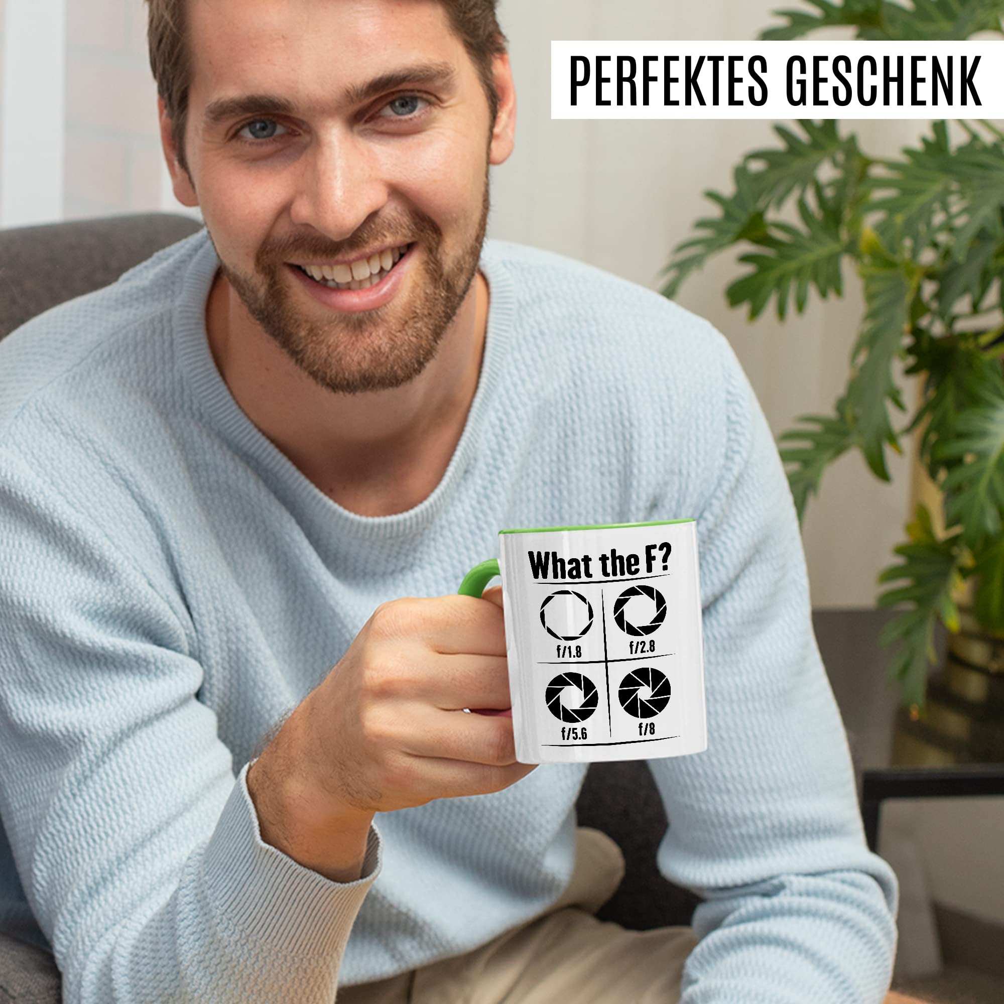 Tasse Kamera Geschenk, What the F? Geschenkidee Fotograf Kaffee-Becher Kaffeetasse Tasse mit Spruch lustig Blende Kameralinse Fotografin Videograf Kamera fotografieren