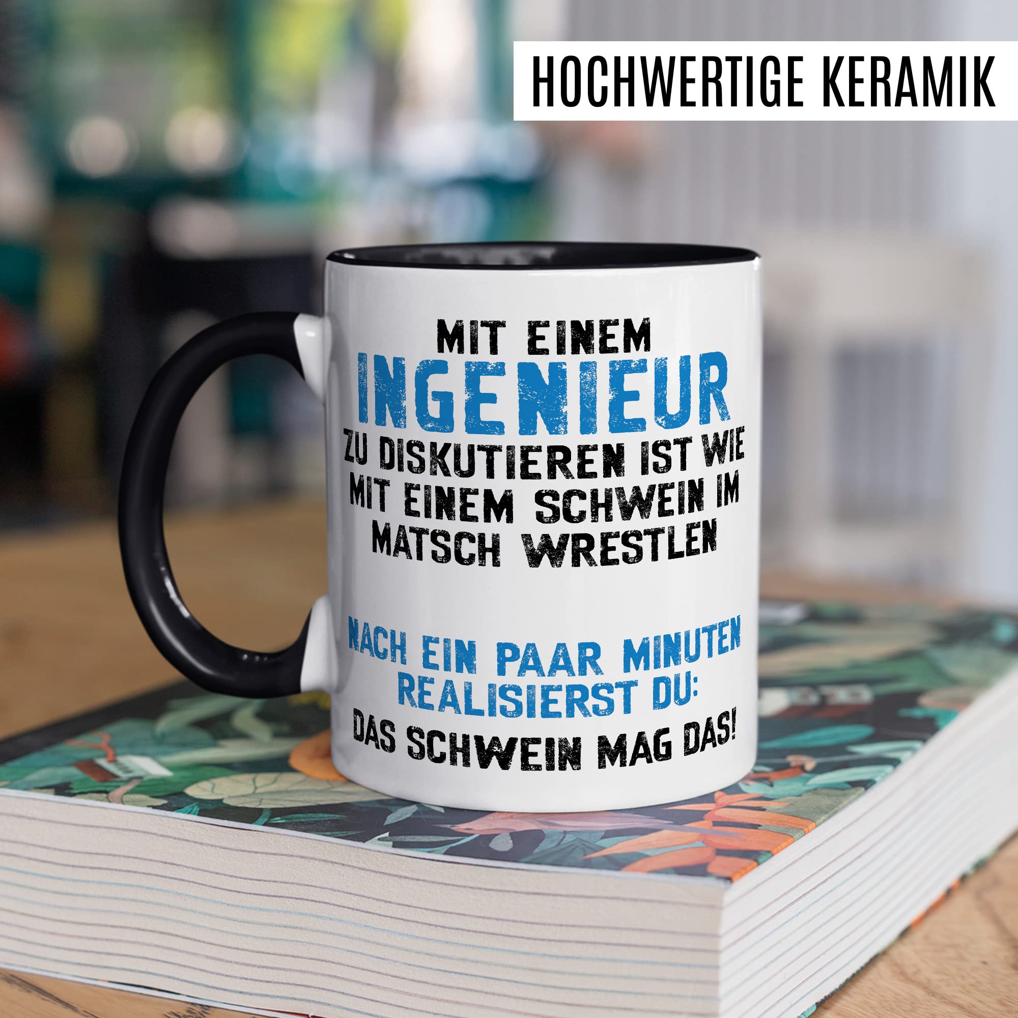 Tasse Ingenieur, Mit einem Ingenieur zu diskutieren ist wie mit einem Schwein im Matsch zu wrestlen Geschenkidee Geschenk Kaffeetasse mit Spruch lustig Kaffee-Becher Technik